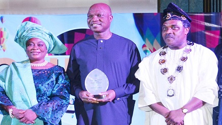 The Managing Director of The Shell Petroleum Development Company of Nigeria Ltd (SPDC), Mr. Osagie Okunbor, (centre) with a Special Recognition Award presented to him by the Chartered Institute of Personnel Management, Nigeria at their 47th annual conference on October 15 in Abuja. He is flanked on the left by the Treasurer, CIPM, Mrs. Ifeoma Adeniji, and the President, Mr. Tony Arabome.